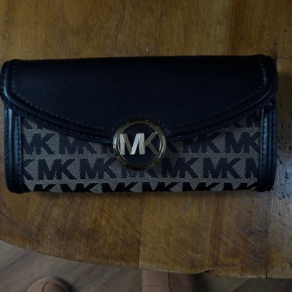Michael Kors accordion wallet - Picture 1 of 3